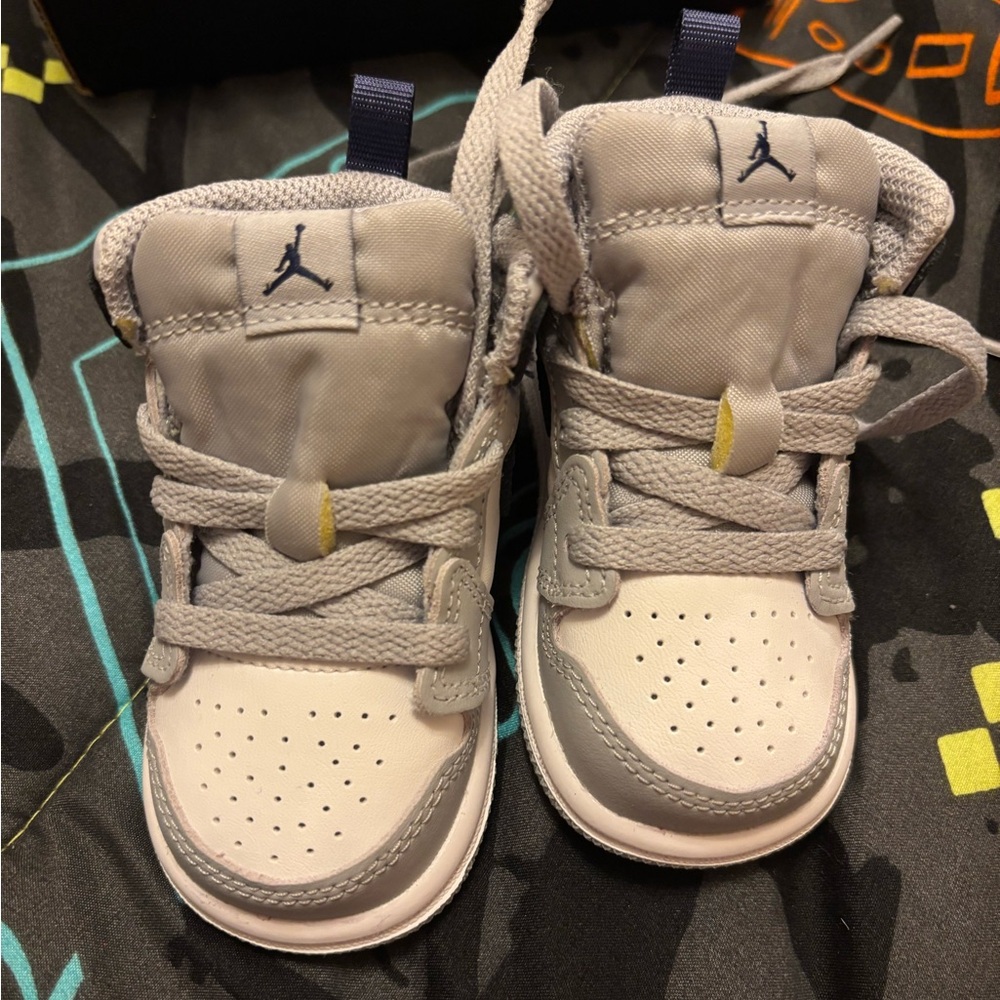 Jordan 1 Mid "White/Midgnight Navy/Wolf Grey"
